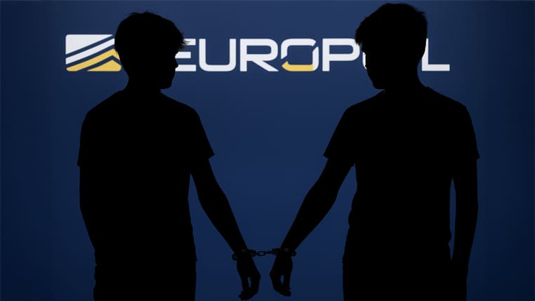 Twee tieners gearresteerd voor spionage Twee tieners gearresteerd voor spionage voor pro-Russische hacker